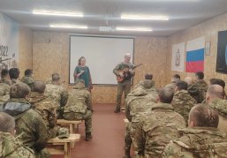  Нижегородские артисты привезли гуманитарную помощь и выступили с концертами перед бойцами в зоне СВО