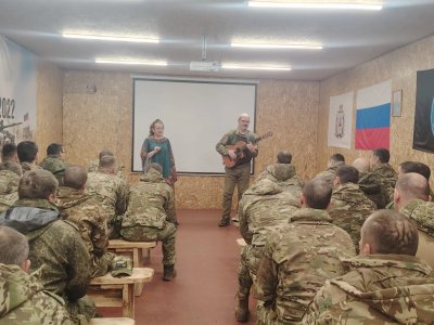  Нижегородские артисты привезли гуманитарную помощь и выступили с концертами перед бойцами в зоне СВО