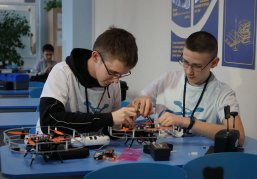 Юные участники регионального Кубка БАС попробовали себя в новом направлении – пилотировании дронов для оказания помощи Юные участники регионального Кубка БАС попробовали себя в новом направлении – пилотировании дронов для оказания помощи