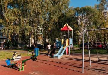 Социальные участковые помогли жителям дома по улице Фучика установить во дворе детскую площадку 