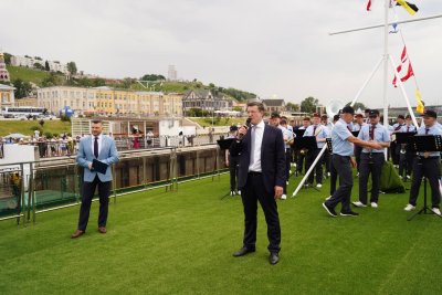 Глеб Никитин принял участие в церемонии поднятия флага на новом круизном теплоходе-колеснике «Аурум» Глеб Никитин принял участие в церемонии поднятия флага на новом круизном теплоходе-колеснике «Аурум»