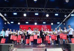 20 нижегородским школьникам в День России торжественно вручили паспорта 20 нижегородским школьникам в День России торжественно вручили паспорта