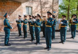В Нижегородской области в канун Дня Победы проходят торжественные шествия у домов ветеранов Великой Отечественной войны