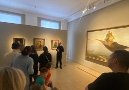 В Нижегородском художественном музее в День защитника Отечества прошла экскурсия для участников СВО и членов их семей В Нижегородском художественном музее в День защитника Отечества прошла экскурсия для участников СВО и членов их семей