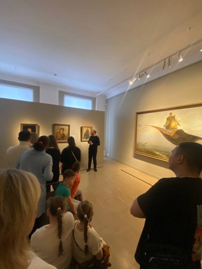 В Нижегородском художественном музее в День защитника Отечества прошла экскурсия для участников СВО и членов их семей В Нижегородском художественном музее в День защитника Отечества прошла экскурсия для участников СВО и членов их семей