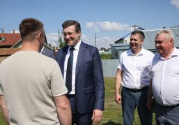 Глеб Никитин встретился с семьей участника СВО – жителя Большемурашкинского округа Глеб Никитин встретился с семьей участника СВО – жителя Большемурашкинского округа