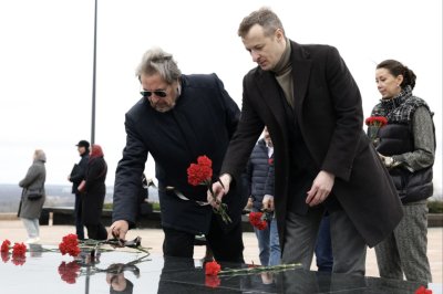 Дмитрий Старостин и Эррол Маск возложили цветы к Вечному огню в Нижегородском кремле Дмитрий Старостин и Эррол Маск возложили цветы к Вечному огню в Нижегородском кремле