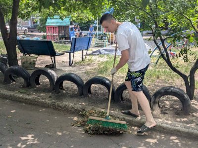 Волонтеры Дома народного единства дали старт экологической акции «Чистый двор» на подшефных территориях в ДНР