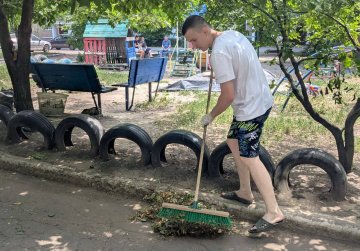 Волонтеры Дома народного единства дали старт экологической акции «Чистый двор» на подшефных территориях в ДНР