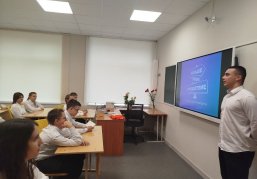 Ученики Шатковской средней школы провели открытый урок для сверстников по итогам образовательной поездки в Санкт-Петербург