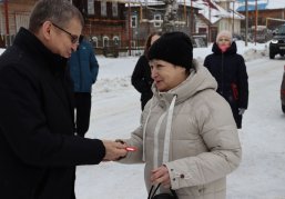 В поселке Воскресенское торжественно вручили ключи от новых квартир жителям аварийного фонда В поселке Воскресенское торжественно вручили ключи от новых квартир жителям аварийного фонда