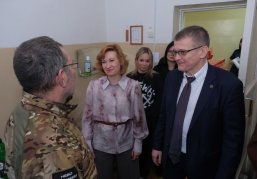 Новогодние подарки вручили участникам СВО в военном госпитале