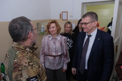 Новогодние подарки вручили участникам СВО в военном госпитале