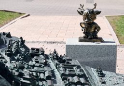 У Нижегородского кремля установили скульптуры официальных талисманов региона – олененка НиНо и дятла Гора