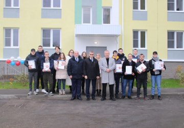 В Балахне 19 детям-сиротам вручили ключи от квартир в новом доме В Балахне 19 детям-сиротам вручили ключи от квартир в новом доме