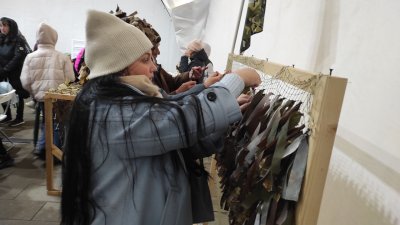 Нижегородцы изготавливали маскировочные сети и окопные свечи для бойцов СВО в рамках акции Народного фронта Нижегородцы изготавливали маскировочные сети и окопные свечи для бойцов СВО в рамках акции Народного фронта