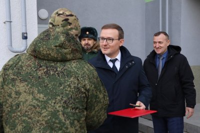 Участнику СВО из Борского округа вручили ключи от новой квартиры Участнику СВО из Борского округа вручили ключи от новой квартиры