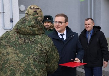 Участнику СВО из Борского округа вручили ключи от новой квартиры Участнику СВО из Борского округа вручили ключи от новой квартиры