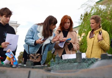 Победители туристического квеста от оленёнка НиНо и дятла Гора получили награды в Нижегородском кремле Победители туристического квеста от оленёнка НиНо и дятла Гора получили награды в Нижегородском кремле