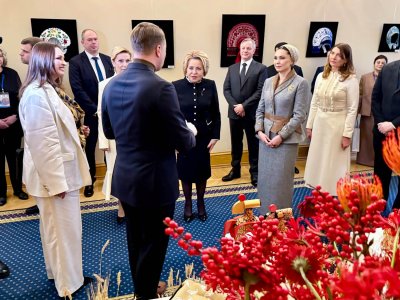 Валентине Матвиенко представили нижегородский бренд «Хохлома» Валентине Матвиенко представили нижегородский бренд «Хохлома»