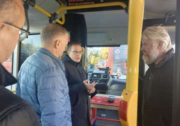 Минтранс и ЦРТС провели в Нижнем Новгороде проверку работы валидаторов на задних площадках автобусов Минтранс и ЦРТС провели в Нижнем Новгороде проверку работы валидаторов на задних площадках автобусов