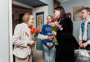 Волонтёры Победы поздравили 128 ветеранов в регионе с Международным женским днём