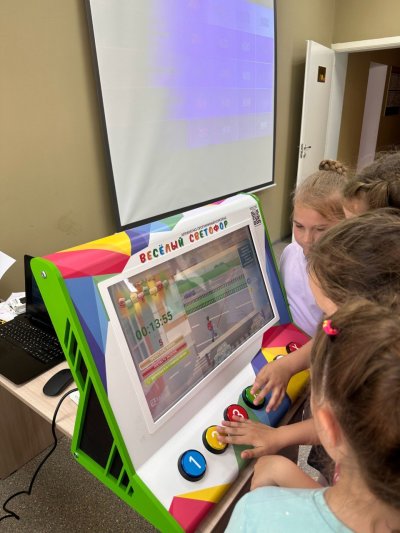 Юных нижегородцев обучают правилам дорожного движения в мобильных «Лабораториях безопасности» в летних лагерях Юных нижегородцев обучают правилам дорожного движения в мобильных «Лабораториях безопасности» в летних лагерях