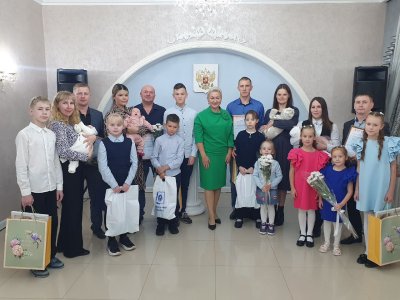 Многодетные семьи Борского округа поздравили в местном отделе ЗАГС Многодетные семьи Борского округа поздравили в местном отделе ЗАГС