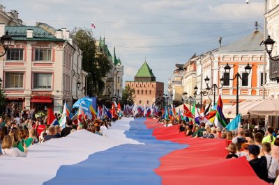 Участники «Парада регионов» в Нижнем Новгороде в День России пронесли по центральной улице города стометровый триколор Участники «Парада регионов» в Нижнем Новгороде в День России пронесли по центральной улице города стометровый триколор