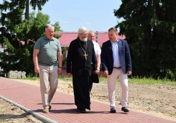Артем Кавинов оценил ход благоустройства аллеи Славы в Красных Баках Артем Кавинов оценил ход благоустройства аллеи Славы в Красных Баках