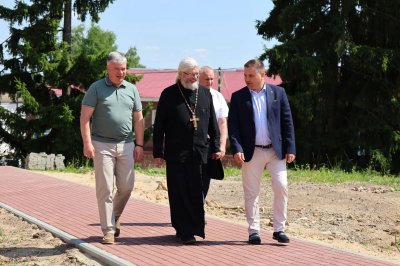 Артем Кавинов оценил ход благоустройства аллеи Славы в Красных Баках Артем Кавинов оценил ход благоустройства аллеи Славы в Красных Баках