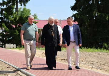 Артем Кавинов оценил ход благоустройства аллеи Славы в Красных Баках Артем Кавинов оценил ход благоустройства аллеи Славы в Красных Баках