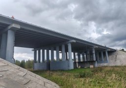 На мосту через реку Шелокшонка на трассе М-7 «Волга» завершили укладку выравнивающего слоя из бетона на левой части моста На мосту через реку Шелокшонка на трассе М-7 «Волга» завершили укладку выравнивающего слоя из бетона на левой части моста