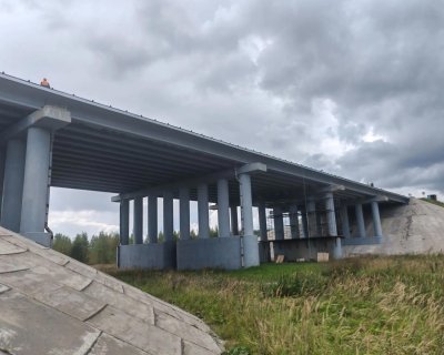 На мосту через реку Шелокшонка на трассе М-7 «Волга» завершили укладку выравнивающего слоя из бетона на левой части моста На мосту через реку Шелокшонка на трассе М-7 «Волга» завершили укладку выравнивающего слоя из бетона на левой части моста
