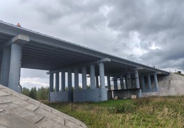 На мосту через реку Шелокшонка на трассе М-7 «Волга» завершили укладку выравнивающего слоя из бетона на левой части моста На мосту через реку Шелокшонка на трассе М-7 «Волга» завершили укладку выравнивающего слоя из бетона на левой части моста