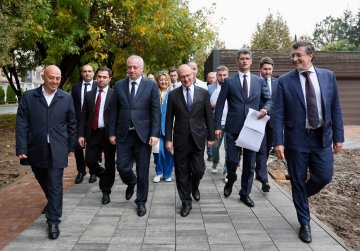 Сергей Кириенко и Глеб Никитин ознакомились с ходом работ по благоустройству сквера в столице Абхазии