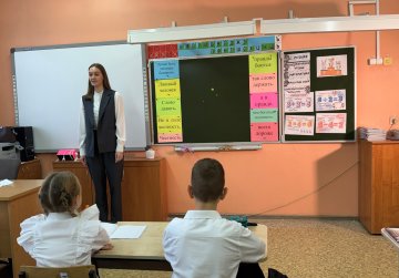 В октябре в нижегородских школах на переменах звучат песни, посвященные труду педагогов и воспитателей В октябре в нижегородских школах на переменах звучат песни, посвященные труду педагогов и воспитателей