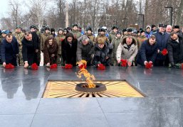 В канун Дня защитника Отечества более 300 нижегородцев возложили цветы к Вечному огню в Нижегородском кремле