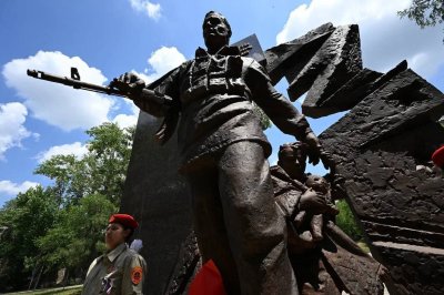 В Харцызске торжественно открыли памятник защитникам Донецкой Народной Республики В Харцызске торжественно открыли памятник защитникам Донецкой Народной Республики