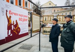 В Нижнем Новгороде на Большой Покровской открылась уличная выставка «Вечен народный подвиг» В Нижнем Новгороде на Большой Покровской открылась уличная выставка «Вечен народный подвиг»