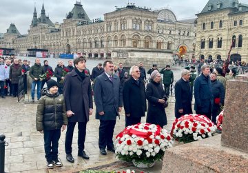 Цветы к памятнику Минину и Пожарскому на Красной площади возложили в торжественной обстановке участники акции «Алтарь Отечества» Цветы к памятнику Минину и Пожарскому на Красной площади возложили в торжественной обстановке участники акции «Алтарь Отечества»