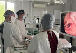 Врачи Областной детской клинической больницы отточили мастерство неонатальной хирургии на мастер-классе коллеги из Санкт-Петербурга