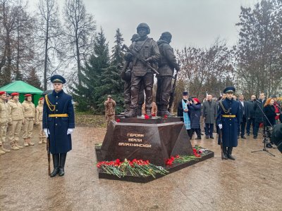 В Балахне торжественно открыли памятник «Героям земли Балахнинской» В Балахне торжественно открыли памятник «Героям земли Балахнинской»