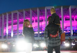 Молодой нижегородской паре объявили пол будущего ребенка на футбольном стадионе в рамках акции «Плюс один»
