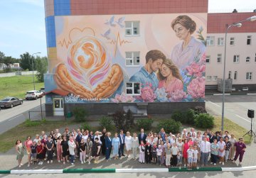 Мурал, посвященный теме семьи и родительства, появился на здании Дзержинского перинатального центра в рамках проекта «Счастье – это...»