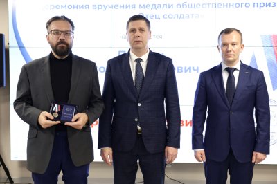 Андрей Гнеушев в преддверии Дня защитника Отечества вручил нижегородцам медали «Отец солдата»