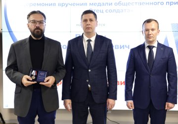 Андрей Гнеушев в преддверии Дня защитника Отечества вручил нижегородцам медали «Отец солдата»