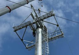 Первая опора строящейся канатной дороги через Оку установлена на Заречном бульваре в Нижнем Новгороде Первая опора строящейся канатной дороги через Оку установлена на Заречном бульваре в Нижнем Новгороде