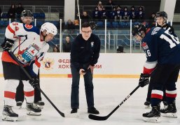 На ледовой арене «Мотор» в Заволжье в рамках празднования Дня народного единства прошел товарищеский матч по хоккею