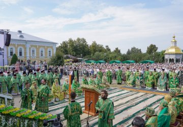 В день памяти преподобного Серафима Саровского в Свято-Троицком Серафимо-Дивеевском монастыре совершена праздничная Божественная литургия